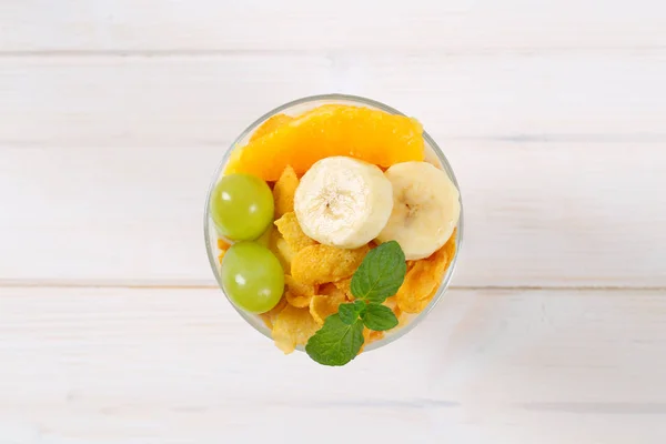 Cornflakes med mjölk och färsk frukt — Stockfoto