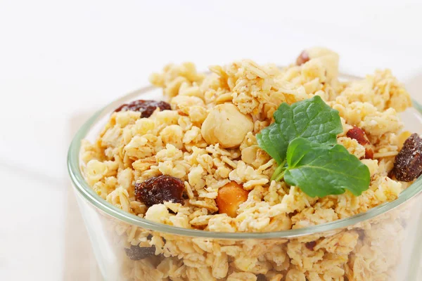 Granola du matin aux noisettes et raisins secs — Photo