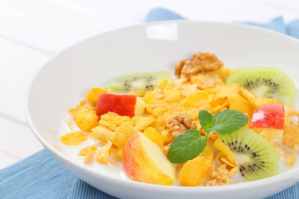 Hojuelas de maíz con leche y fruta fresca —  Fotos de Stock