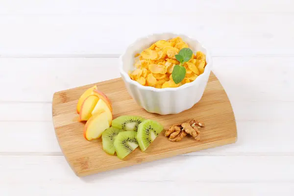 Cornflakes med mjölk och färsk frukt — Stockfoto