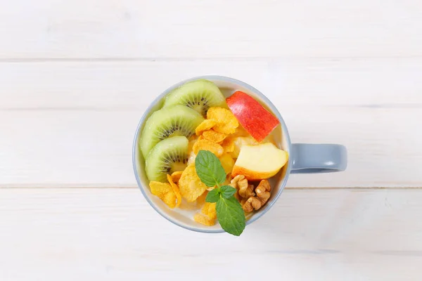 Fiocchi di mais con latte e frutta fresca — Foto Stock