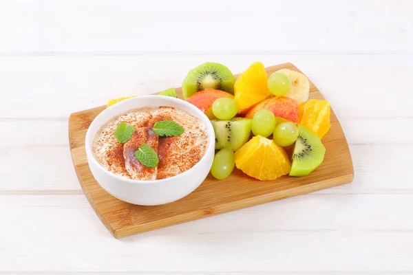 Salade de fruits au yaourt à la cannelle — Photo