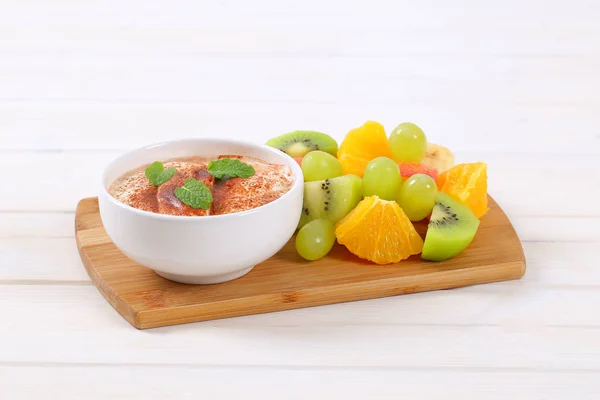 Fruit salad with cinnamon yogurt — Stock Photo, Image