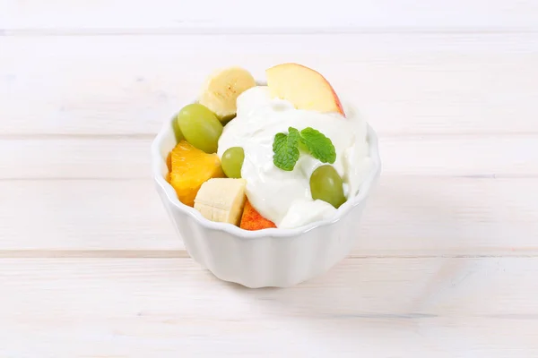 Obstsalat mit weißem Joghurt — Stockfoto