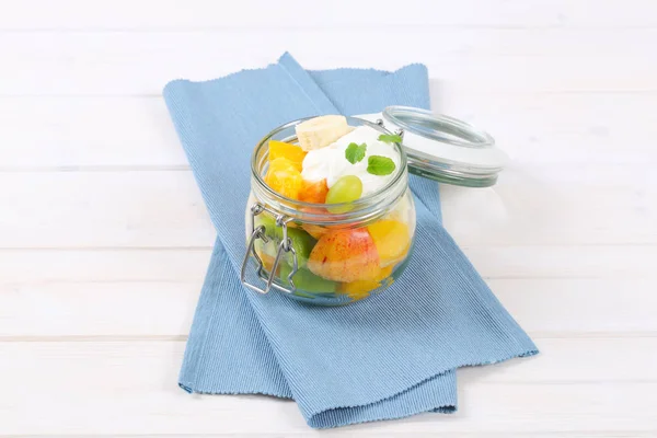 Ensalada de frutas con yogur blanco — Foto de Stock