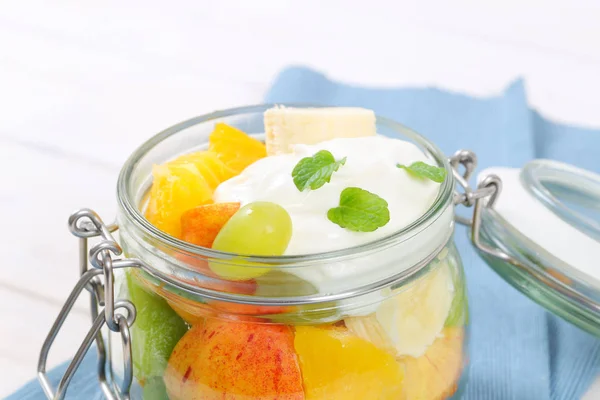 Beyaz Yoğurtlu meyve salatası — Stok fotoğraf