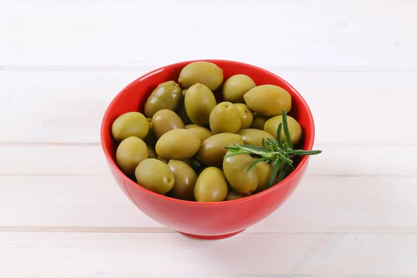 Зелені оливки з розмарином — стокове фото