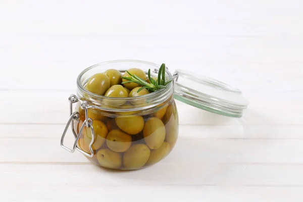 Zelené olivy s rozmarýnem — Stock fotografie