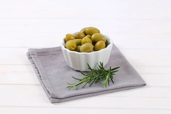 Olive verdi con rosmarino — Foto Stock