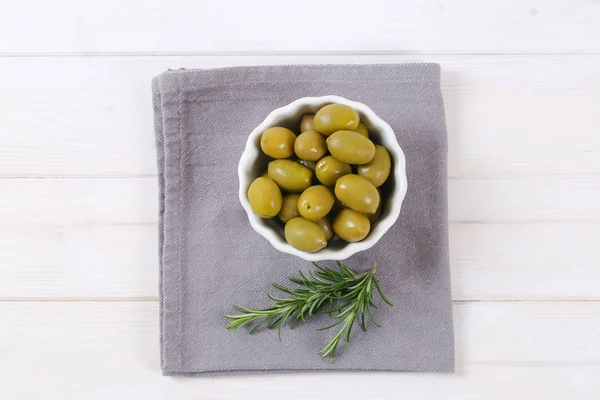 Olive verdi con rosmarino — Foto Stock