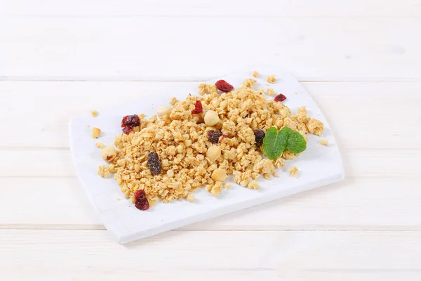 Granola du matin aux noisettes, raisins secs et canneberges — Photo