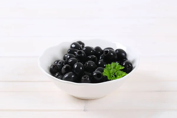 Оливки черные с петрушкой — стоковое фото
