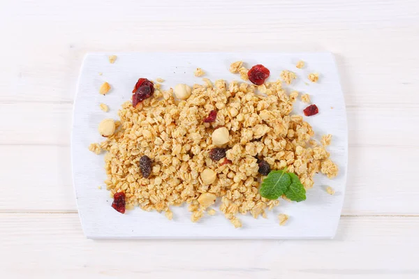 Granola matinal com avelãs, passas e cranberries — Fotografia de Stock