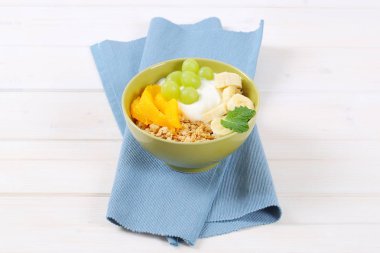 taze meyve ve yoğurt ile müsli