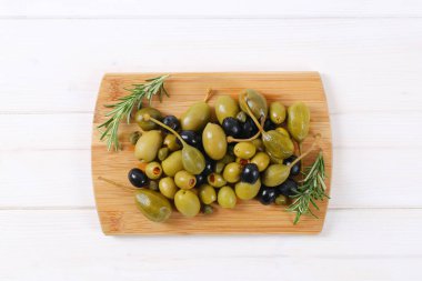 yeşil ve Siyah Zeytin ile Kapari ve Kapari Karpuzu