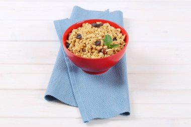 sabah granola fındık ve kuru üzüm ile