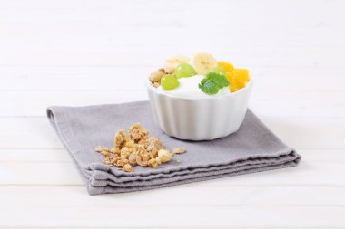taze meyve ve yoğurt ile müsli
