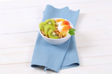 taze meyve ve yoğurt ile müsli