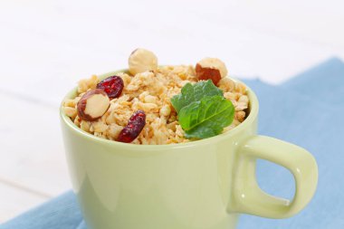 Granola ile fındık ve kızılcık