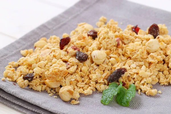 Müsli am Morgen mit Haselnüssen, Rosinen und Preiselbeeren — Stockfoto