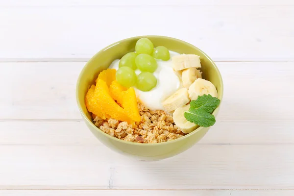 Muesli con yogur y fruta fresca — Foto de Stock