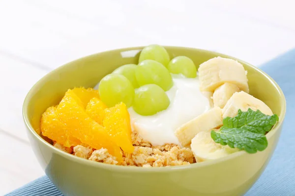 Muesli con yogur y fruta fresca — Foto de Stock