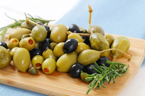 Olive verdi e nere con capperi e bacche di cappero — Foto Stock