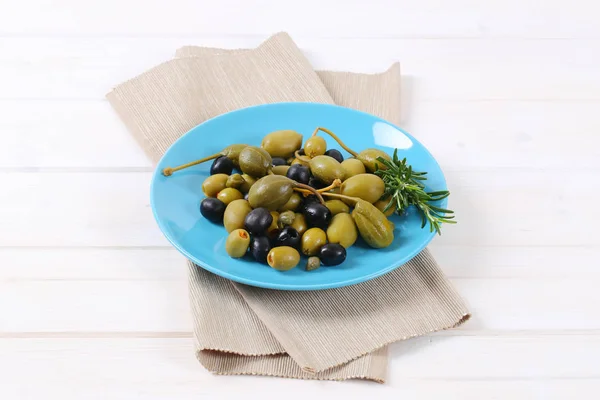 Green and black olives with capers and caper berries — Stock Photo, Image