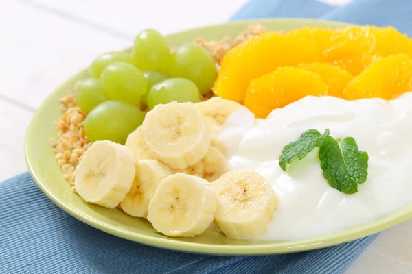 Muesli with yogurt and fresh fruit — Stock Photo, Image