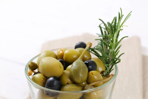Зелені та чорні оливки з каперсами та каперсами — стокове фото