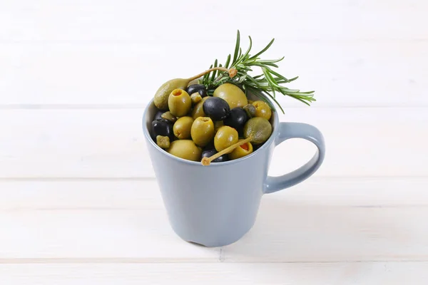 Зелені та чорні оливки з каперсами та каперсами — стокове фото