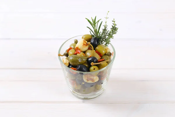 Aceitunas en escabeche, alcaparras, bayas de alcaparra y ajo — Foto de Stock