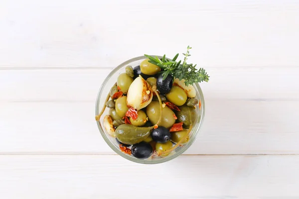 Aceitunas en escabeche, alcaparras, bayas de alcaparra y ajo — Foto de Stock