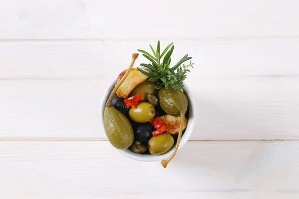 Ingemaakte olijven, kappertjes, caper bessen en knoflook — Stockfoto