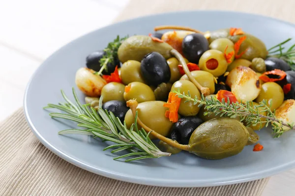 Marynowane oliwki, kapary, menu motyka jagody i czosnek — Zdjęcie stockowe