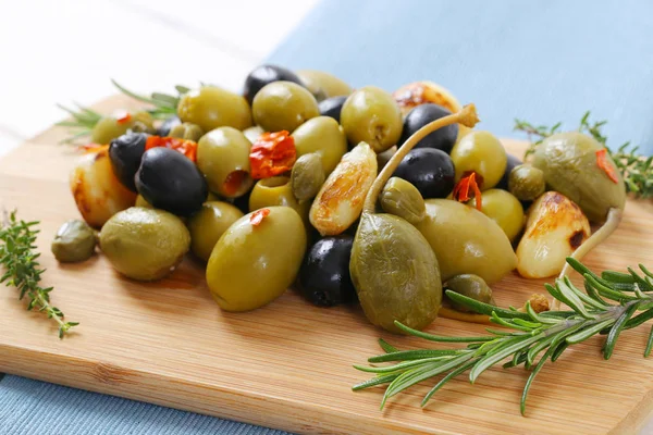 Olive in salamoia, capperi, bacche di cappero e aglio — Foto Stock