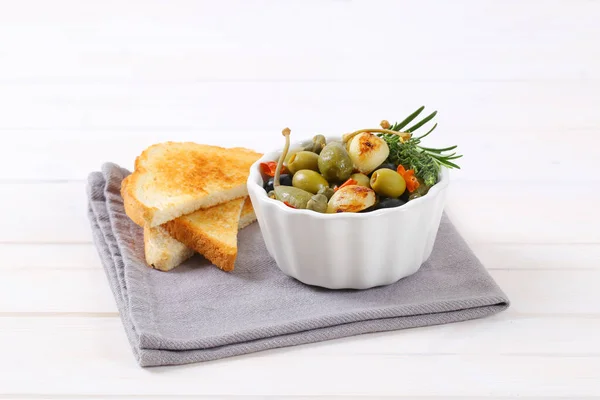 Marynowane oliwki, kapary i caper jagody z toast — Zdjęcie stockowe