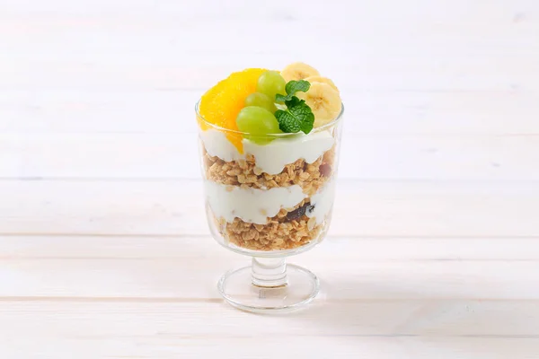 Muesli with yogurt and fresh fruit — Stock Photo, Image