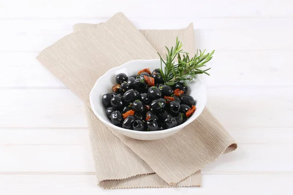 Черные оливки с сушеными помидорами — стоковое фото