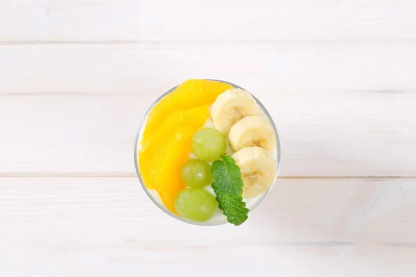 Muesli with yogurt and fresh fruit — Stock Photo, Image