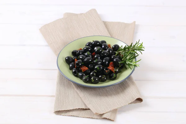 Черные оливки с сушеными помидорами — стоковое фото