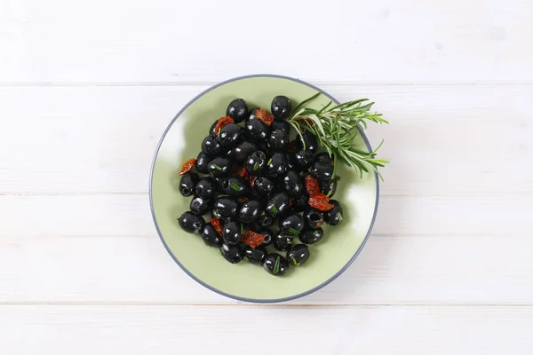 Zwarte olijven met gedroogde tomaten — Stockfoto