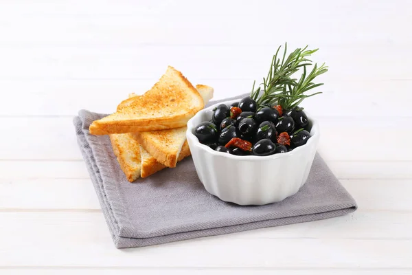 Schwarze Oliven mit getrockneten Tomaten und Toastbrot — Stockfoto
