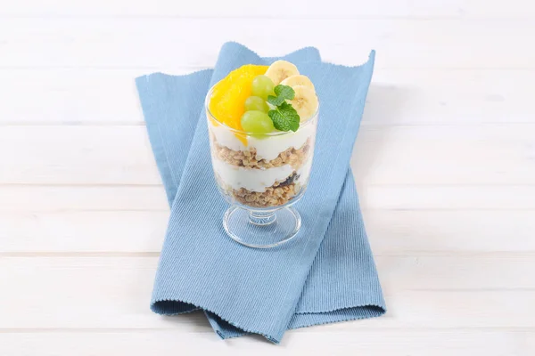 Muesli with yogurt and fresh fruit — Stock Photo, Image