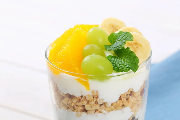 Muesli con yogurt e frutta fresca — Foto Stock