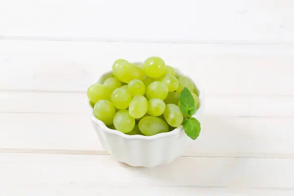 Чаша белого винограда — стоковое фото