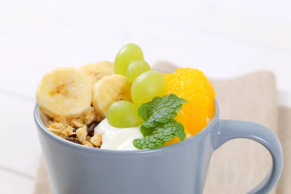 Muesli with yogurt and fresh fruit — Stock Photo, Image