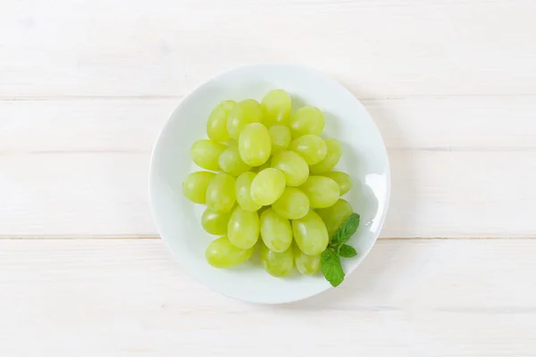 Plate of white grapes — Stock Photo, Image