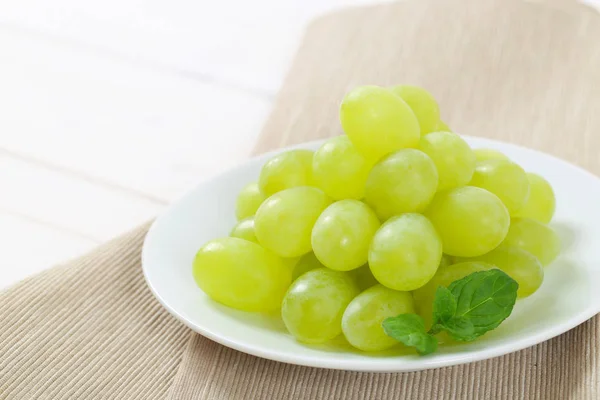 Assiette de raisins blancs — Photo