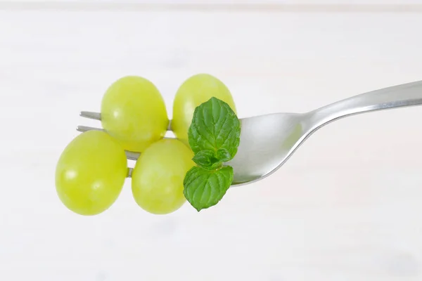 White grapes on fork — Stock Photo, Image